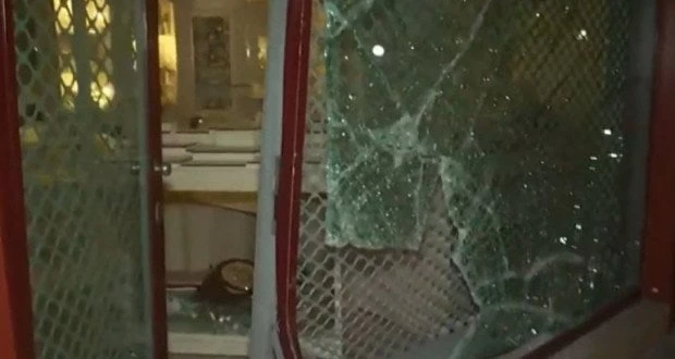 Ληστεία στη Δάφνη: Μπήκαν σε κοσμηματοπωλείο με αυτοκίνητο, άρπαξαν κοσμήματα και ρολόγια